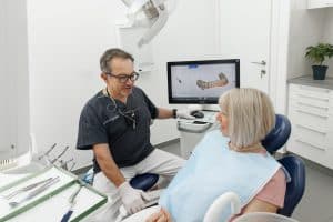 מטופלת לאחר הלבנת שיניים | מרפאת דנטל ארט