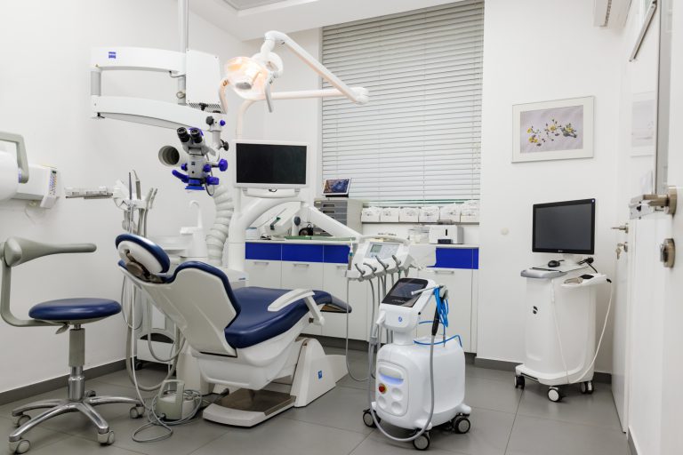 עמדת רופא שיניים מודרנית | Dental Art Clinic